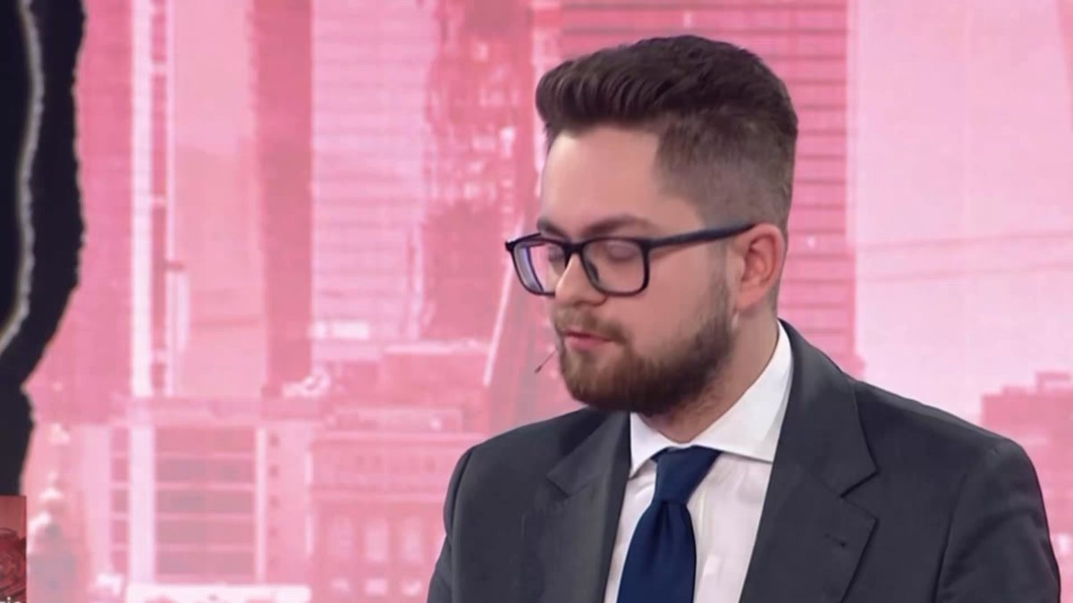 - Powąchaj to! - Uuuu… co co za smród? - Nie wiem, ale na butelce jest napisane, że to czysta woda Kolejne starcie Wojciech Machulski z ekspertką TVPKO