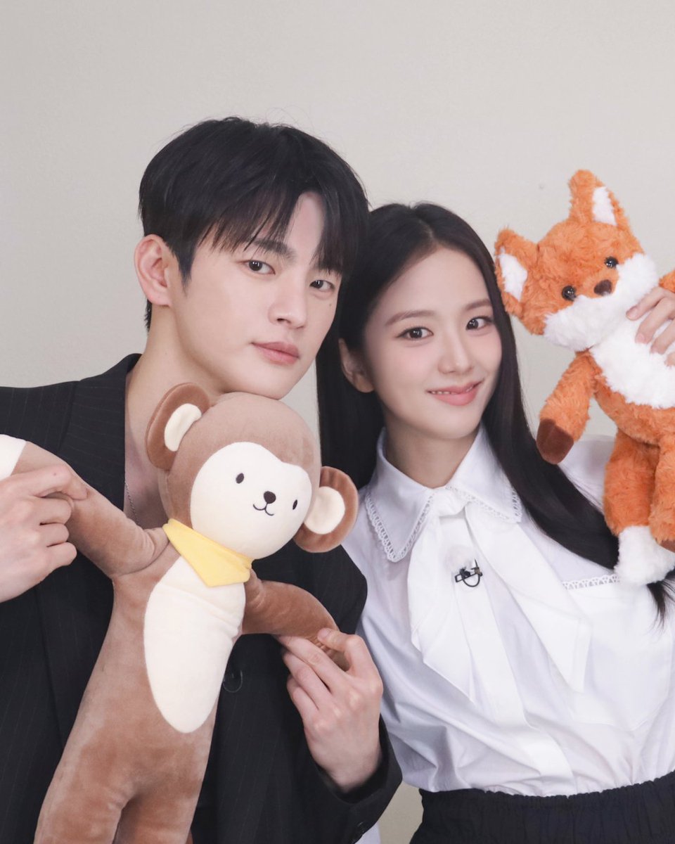오늘은 치츄와 꾸기 모드🐰🦊 지수, 서인국의 '월간넷컷'을 직접 소장할 수 있는 특별한 기회. 지금 넷플릭스 코리아 인스타그램 계정을 확인해 보세요. #월간남친