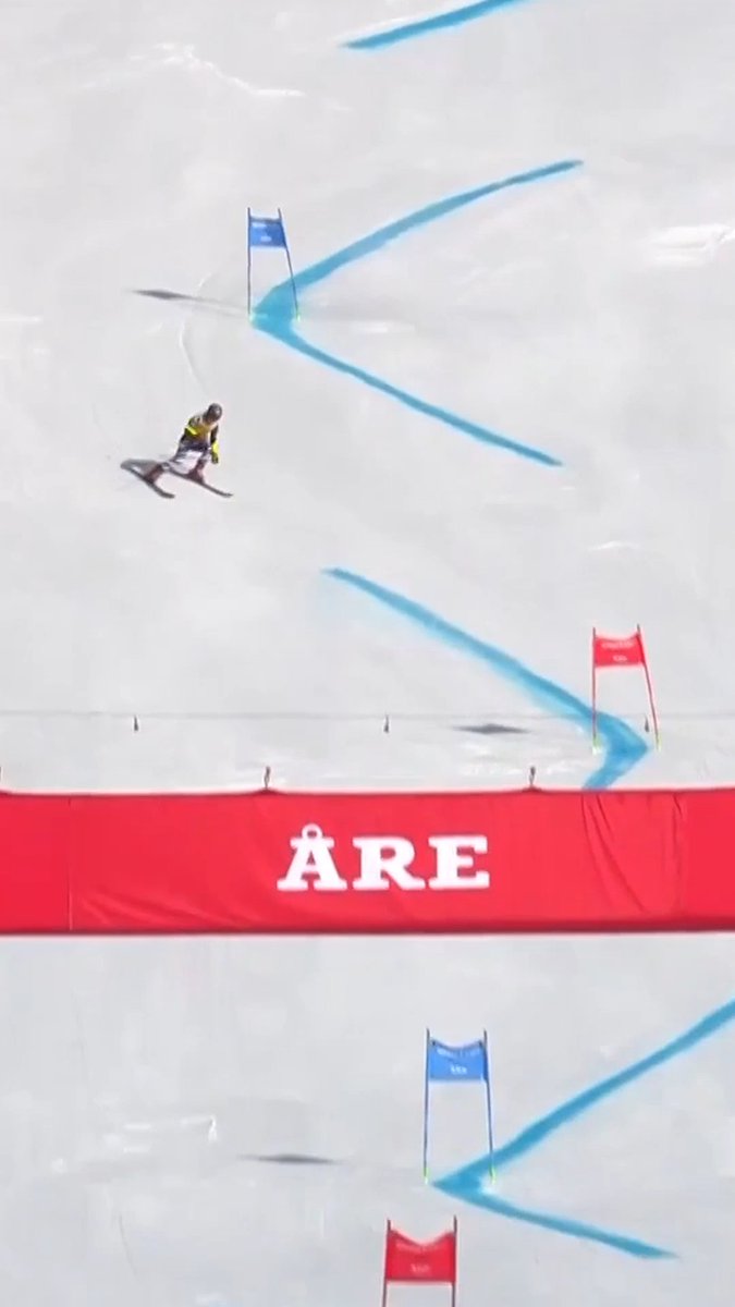 Was that a commentator's curse? 👀 Mikaela Shiffrin makes an incredibly rare error in her first run 😮