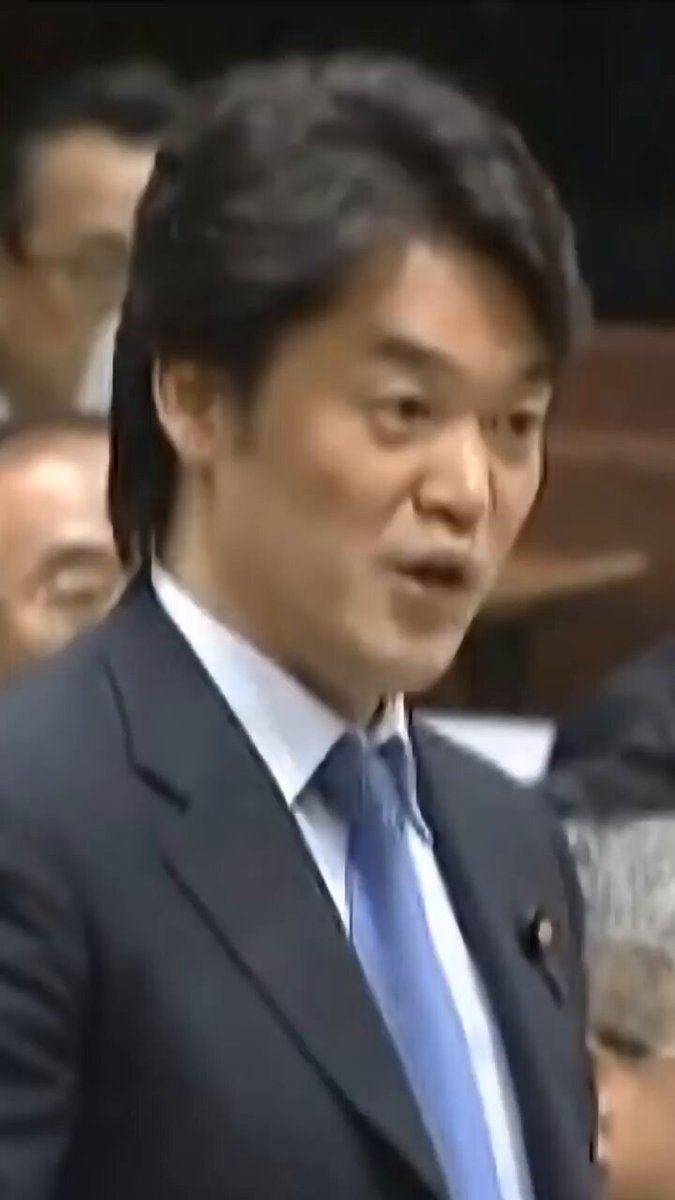 この奇妙な議員は、大学１年の講義で憲法学を学んだので、憲法学者を名乗っているらしいと思いました。 次回の選挙ではぜひとも落選してほしいです。