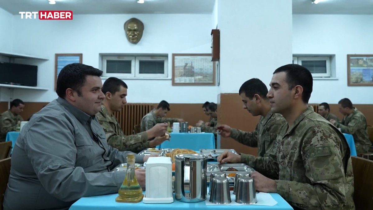 🇹🇷Sınırın sıfır noktasında, karlı vadideki karakolun arkasında 86 milyonun duası var… Mehmetçik ramazan ayını vatan nöbetinde karşıladı. TRT Haber, Ardahan Aktaş Hudut Karakolu'nda sahurdan iftara uzanan 36 saat boyunca Mehmetçik ile birlikteydi.