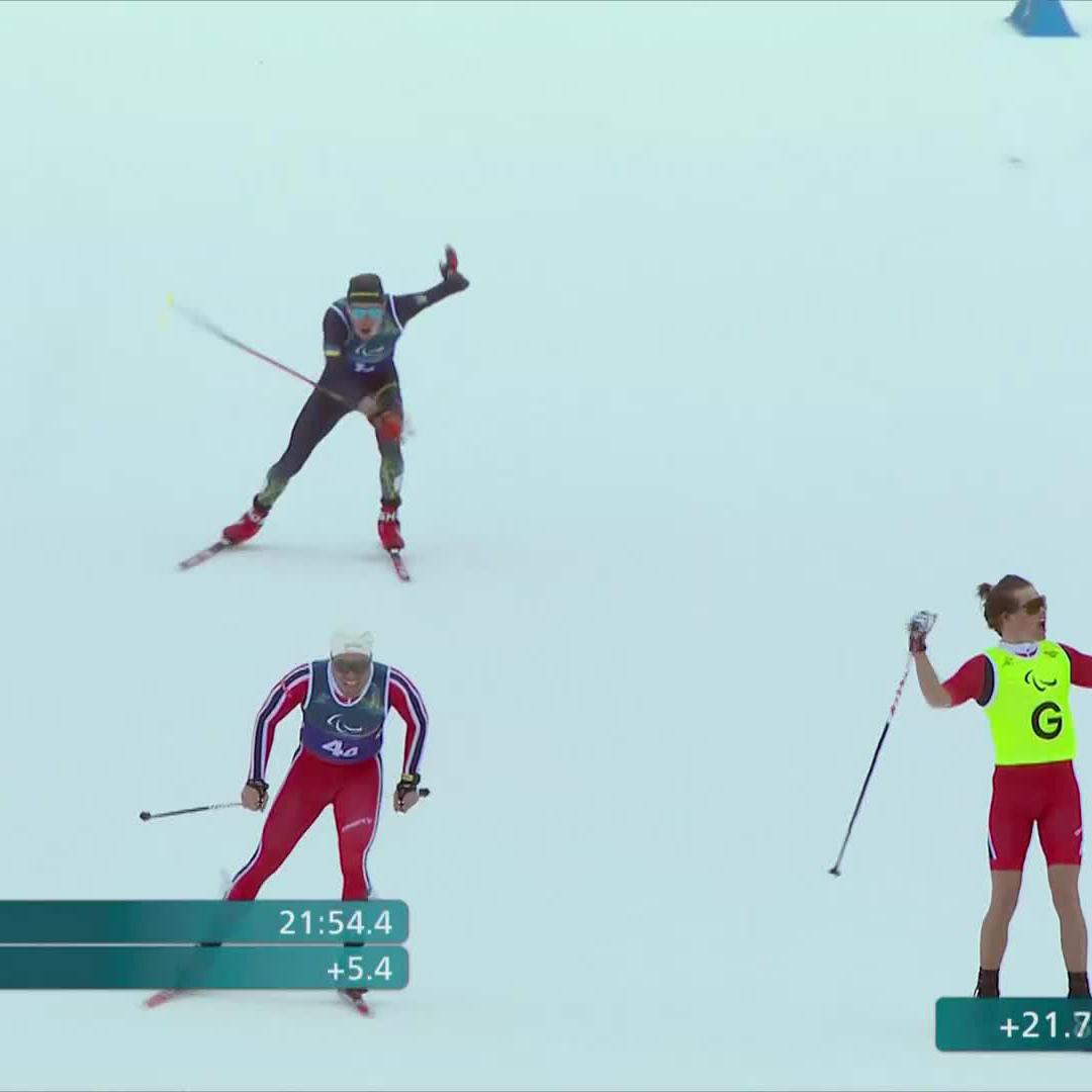 "HE'S GOTTA SKI! HE'S GOTTA SKIIII!" 🗣️ A PHOTO finish for bronze in the Winter Paralympics 4x2.5km open relay because it ain't over 'til it's over.