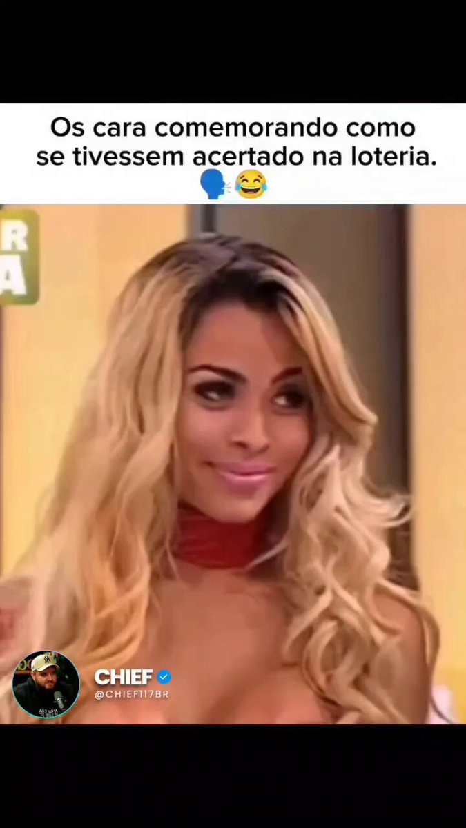 O cachecol ali no pescoço é foda kkkkk