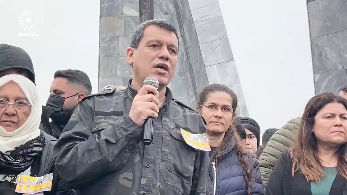 #VÎDEO - Mezlûm Ebdî: 300 dîl dê bên berdan 💢 Li bajarê Kobaniyê yê Rojavayê Kurdistanê ji bo 10 şervanên ku şehîd ketibûn merasîmek hat lidarxistin 💢 Fermandarê Giştî yê Hêzên Sûriyeya Demokratîk (HSD) Mezlûm Ebdî û Hevseroka Daîreya Têkiliyên Derve ya Rêveberiya Xweser Îlham Ehmed li gel çend fermandaran ji bo beşdarbûna merasîmê çûn Kobaniyê