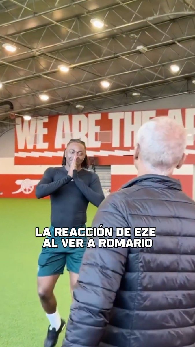 ¡COMO SI FUESE UN NIÑO! Eberechi Eze, crack del Arsenal, tuvo un encuentro con la leyenda Romario y su reacción es verdaderamente imperdible. ¡Lo invadió la emoción! 😂🤣 📹 IG | romariotv_oficial