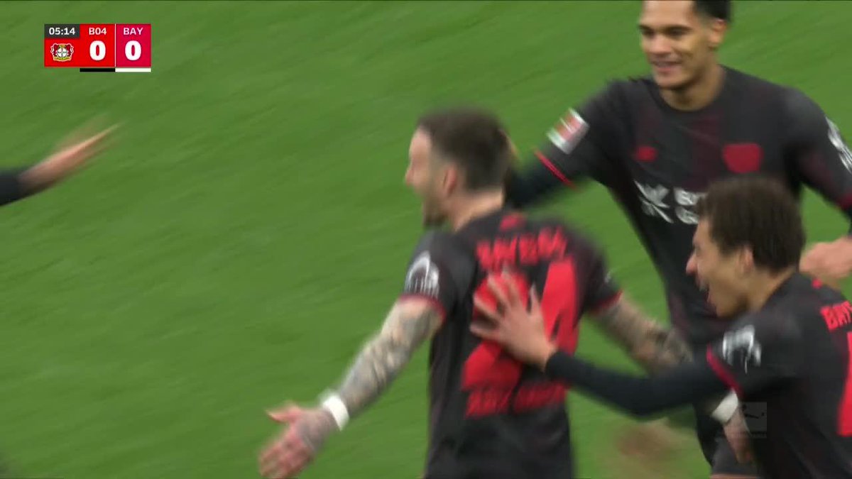Leverkusen pick Luis Diaz's pocket and takes the lead vs. Bayern in just five minutes 😮