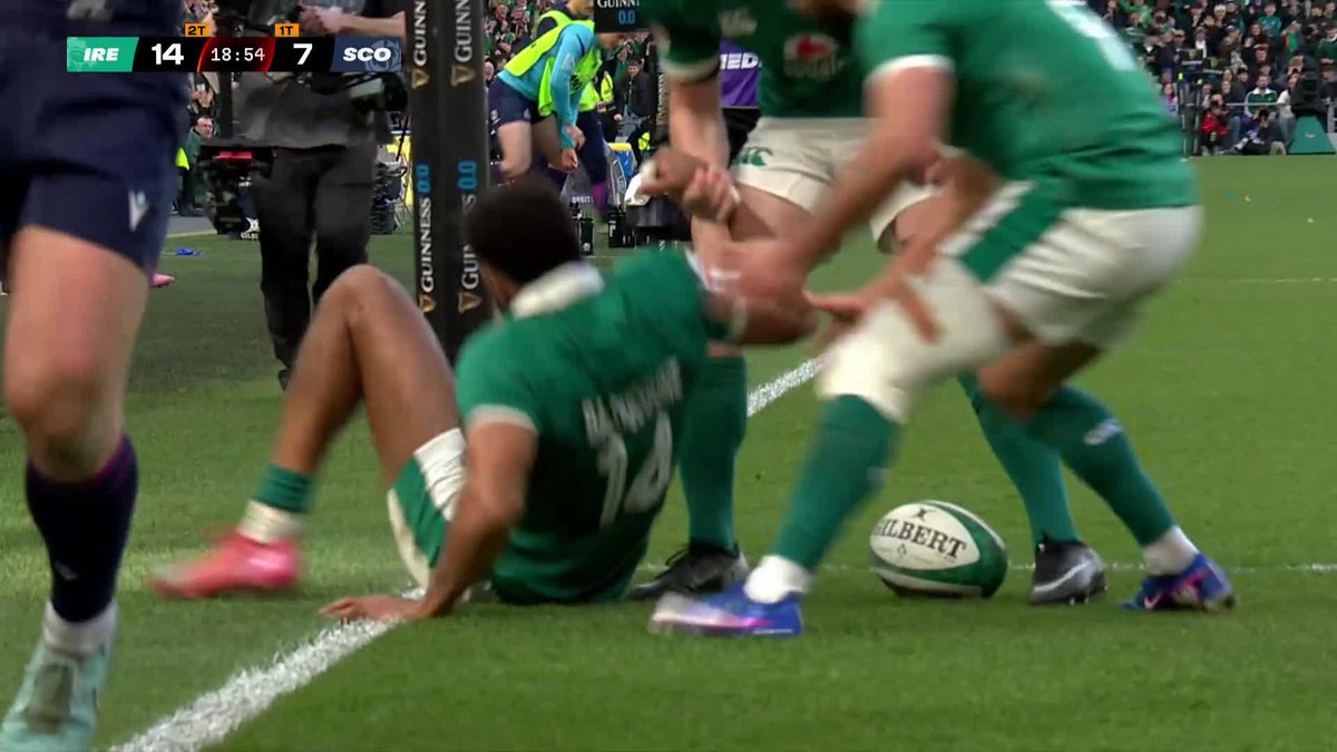 The pass for Big Stu! Rob Baloucoune turns on the afterburners! Ireland are flying at the Aviva!