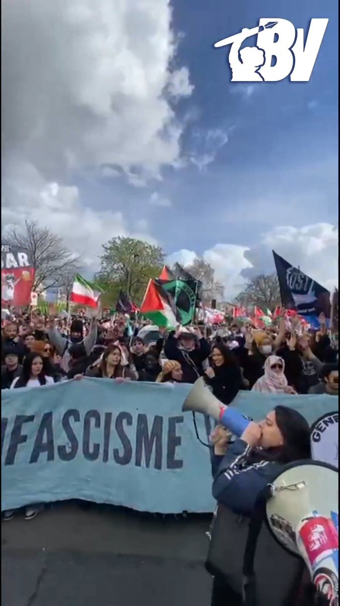 Les drapeaux palestiniens, antifas et de la République Islamique d’Iran qui flottent ensemble cet après-midi à Paris. Tous les haineux de la France sont de sortie aujourd’hui. 😳