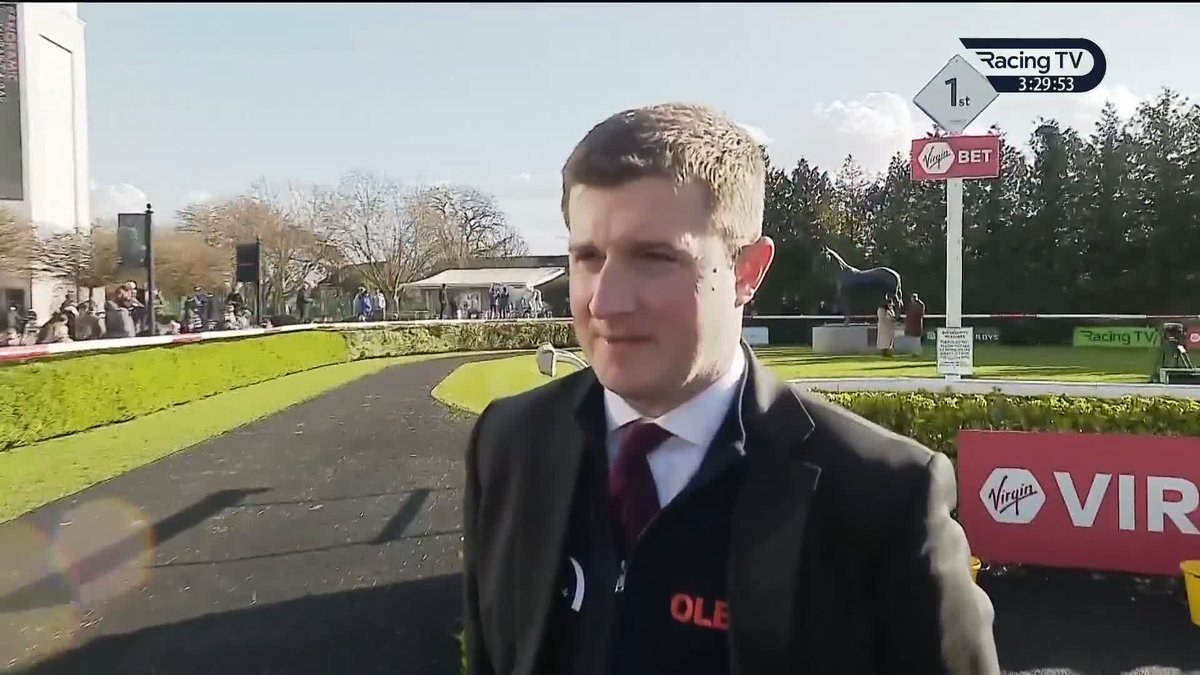 🗣️"He's just as mad as a March hare!" Kempton Park Racecourse winner 𝐓𝐞𝐝𝐝𝐲 𝐁𝐥𝐮𝐞 has his own ideas about the game, but you sense Harry Derham and Paul O'Brien wouldn't have it any other way 🤣
