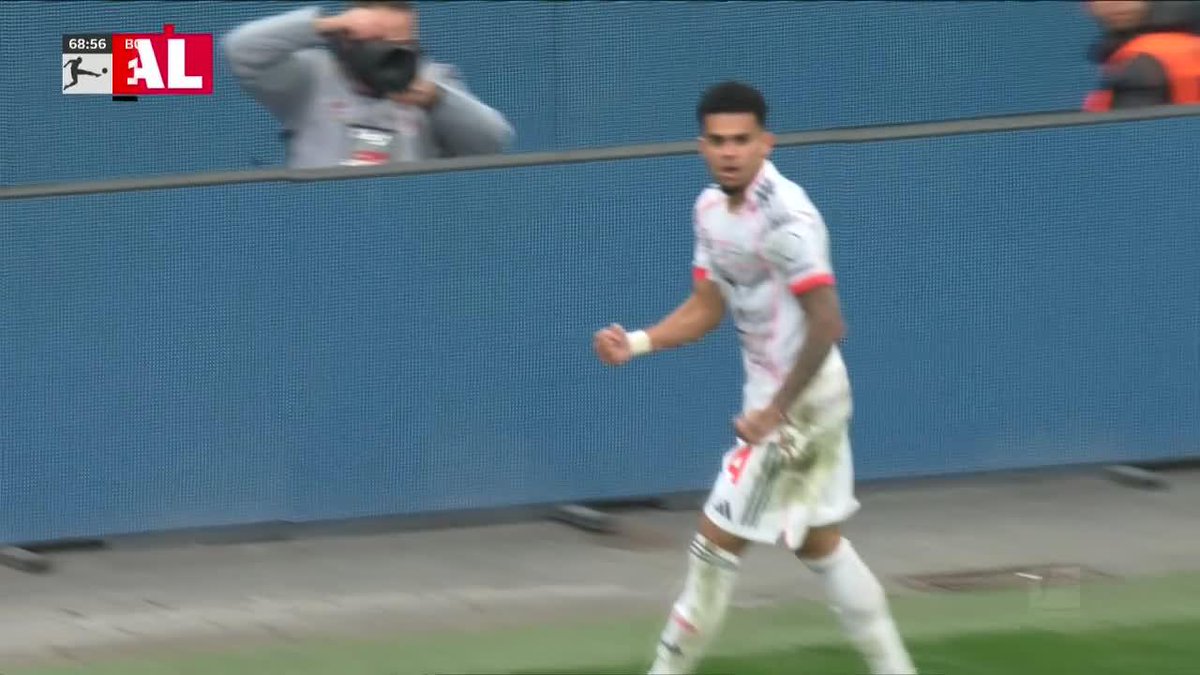 Olise to Luis Díaz to equalize for 10-man Bayern 💥