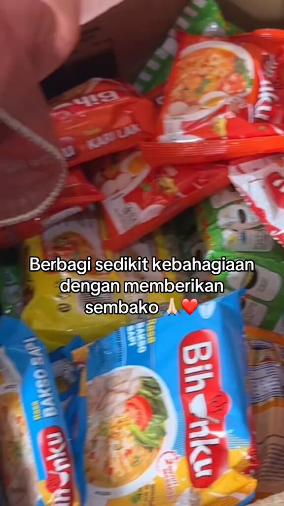 Chelsea bagi-bagi sembako