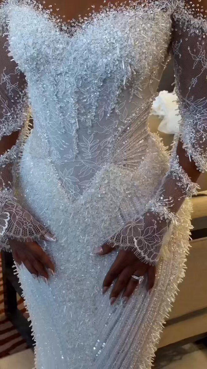 A closer look at the details on Simi’s wedding dress🥺😍 Veekee james is her!!!