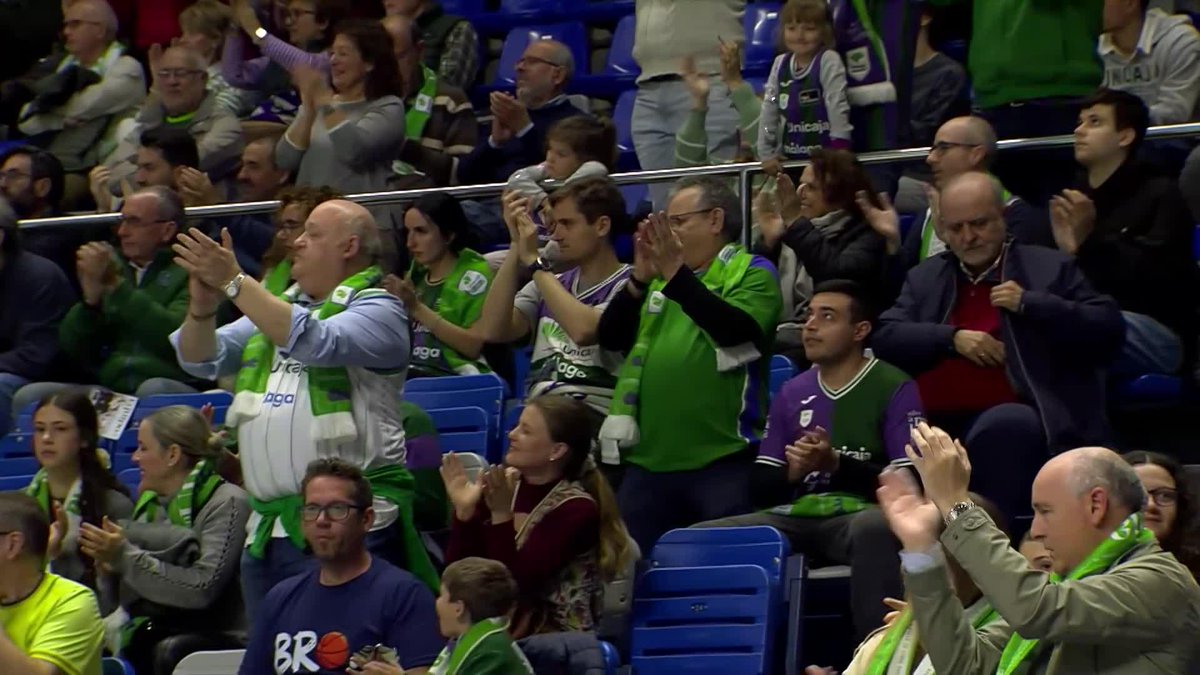 👏 ¡Increíble el aplauso de todo el Carpena a Joan Plaza! Un entrenador que hizo historia en UnicajaCB y que la afición nunca olvida 💚 📺 DAZN España | #LigaEndesa