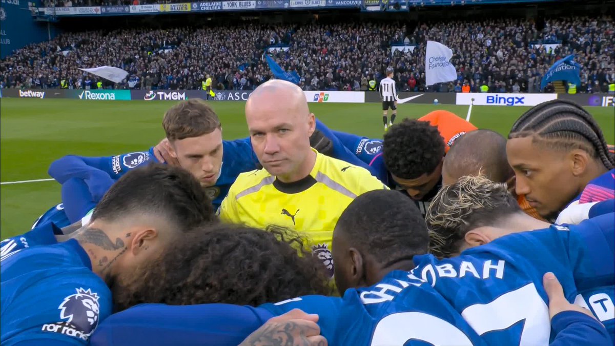 Paul Tierney gets caught in the middle of the Chelsea huddle 😂❓