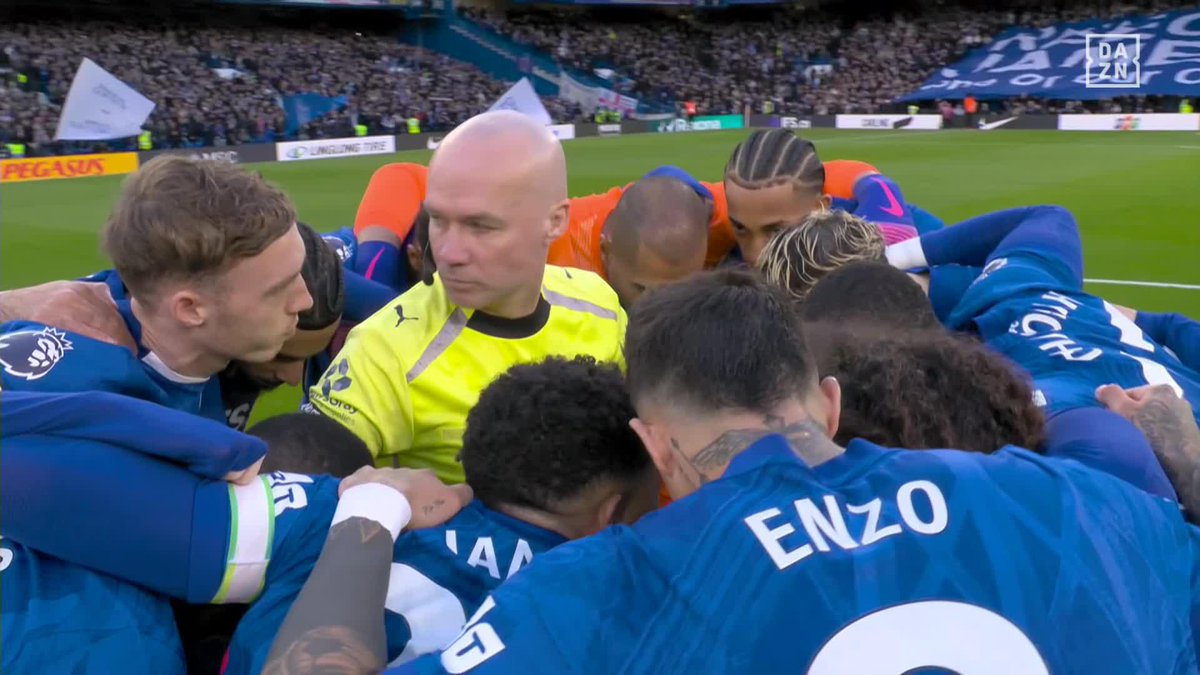 ALGUIEN ME EXPLICA QUÉ HA SUCEDIDO AQUÍ😅 La curiosa arenga del Chelsea… ¡con el árbitro en medio del círculo!😳😂 #PremierLeagueDAZN ⚽️🏴󠁧󠁢󠁥󠁮󠁧󠁿