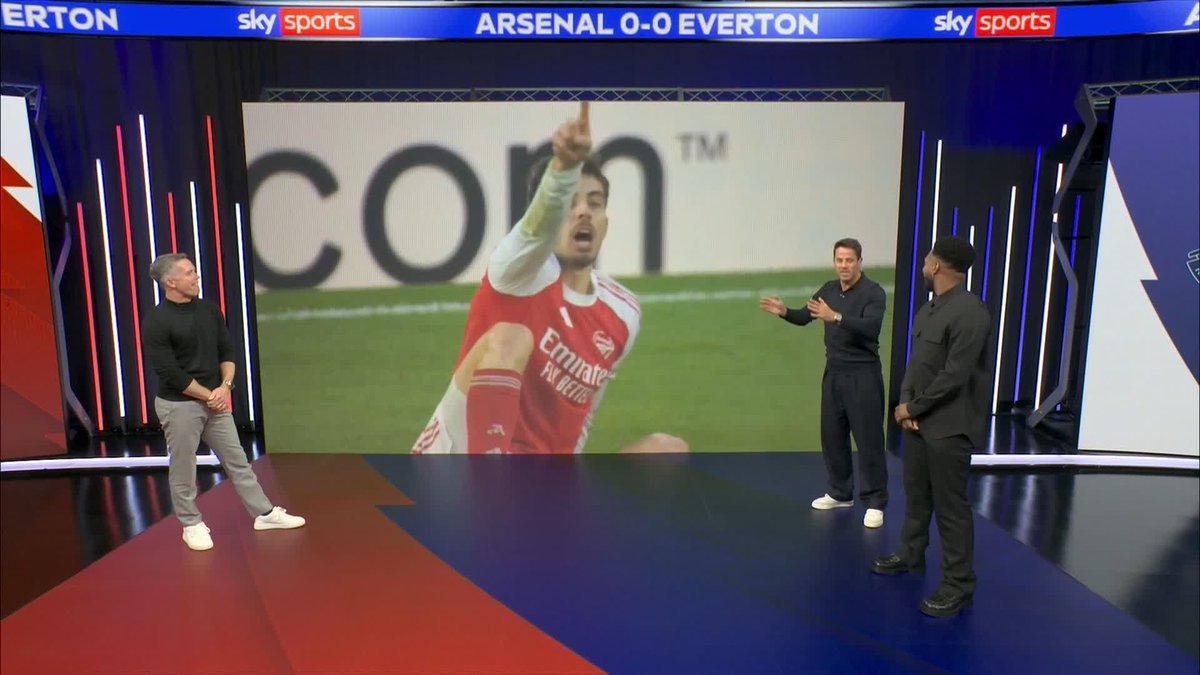 "It's a HORRENDOUS decision... they've taken three seconds, it's an absolute DISGRACE!" 🤬 Jamie Redknapp couldn't BELIEVE this wasn't a penalty for Arsenal!