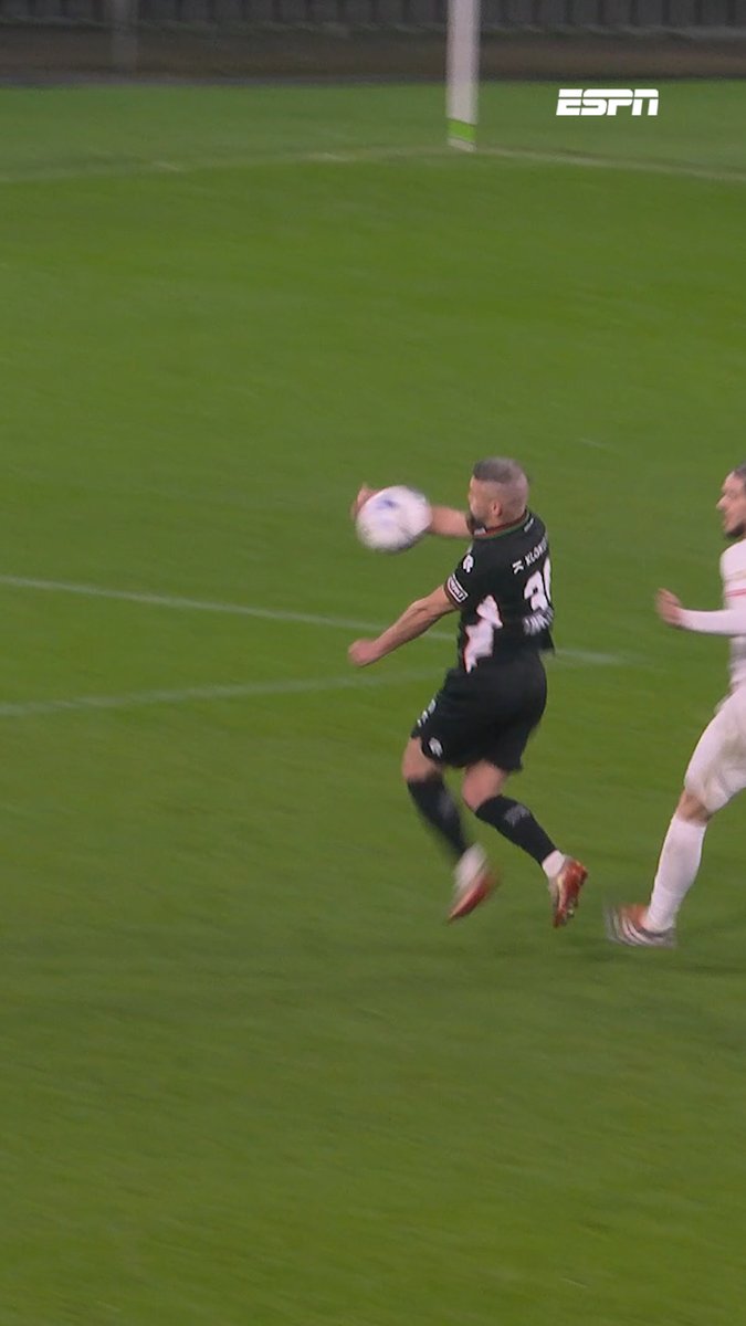 Hands of geen hands? 🔎👋 De VAR keurt het doelpunt goed, Bryan Linssen maakt zijn tweede ✌️ #psvnec