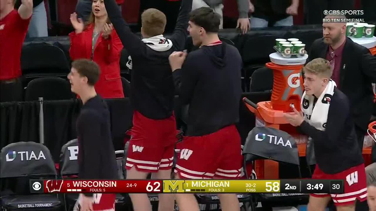 Austin Rapp just hit SIX threes in a row One of the most incredible heaters I’ve ever seen