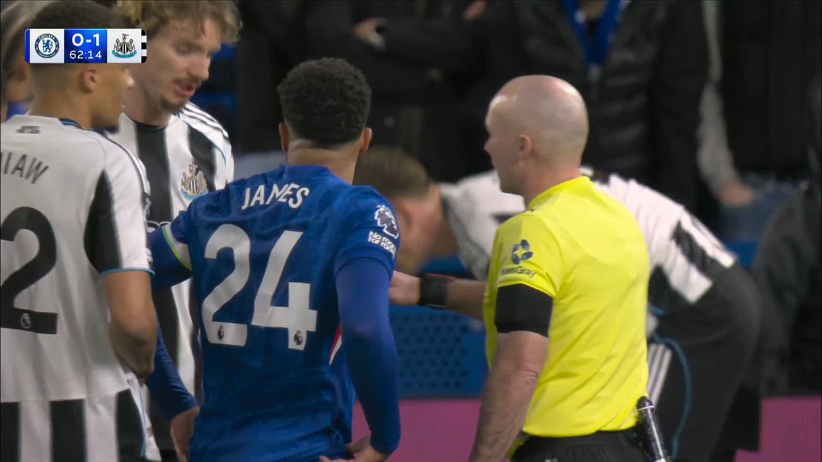 Chelsea want a penalty but the referee says no! ❌