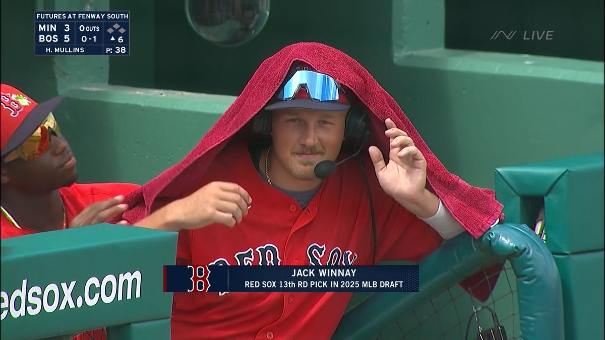 Jack Winnay was looking a little warm so his teammates brought him some towels... (five, to be exact) 🤣 Completely unfazed the entire interview 😆