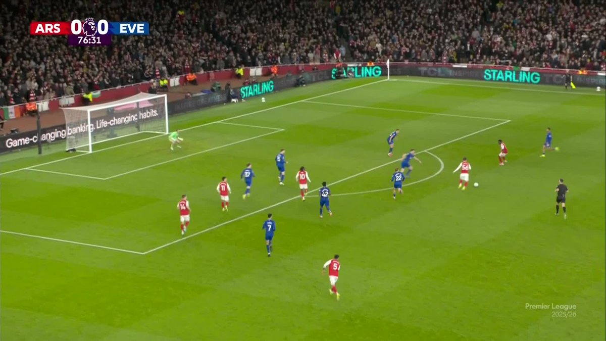 El gol de chilena que acaba de marcar Eze con el Arsenal no tiene sentido alguno