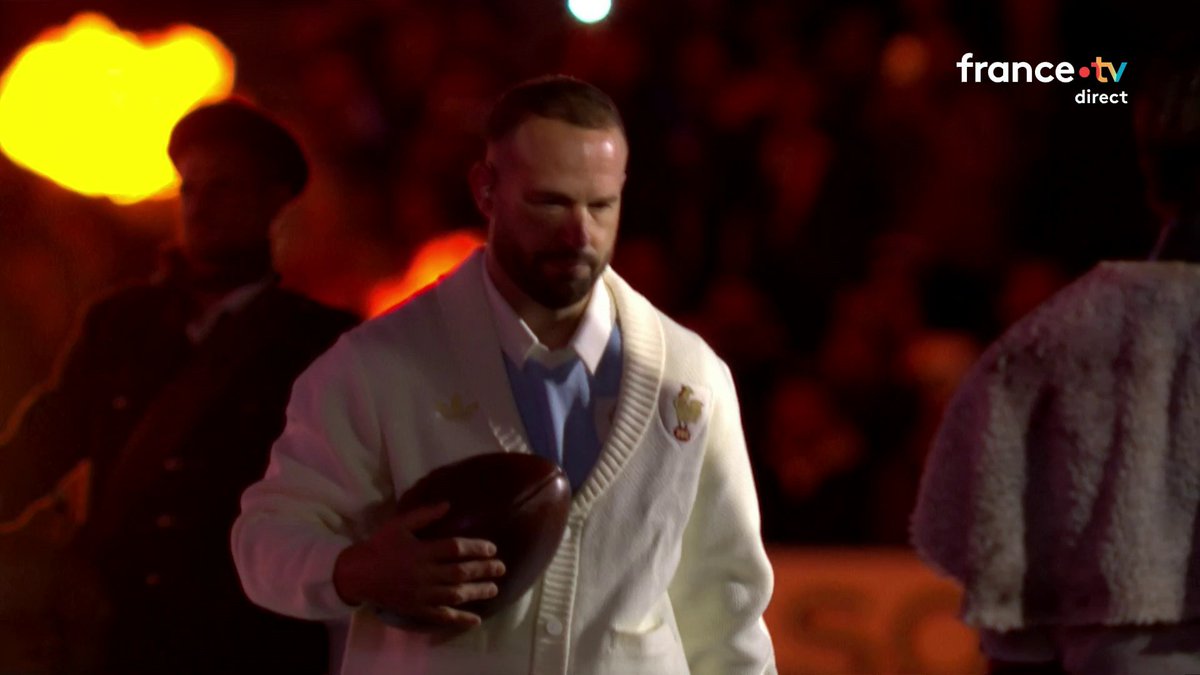 🚨🏉 Incroyable cérémonie avant France - Angleterre pour le tournoi des 6 Nations. 🤩 Un joli symbole de la coopération et de la réconciliation entre les deux nations. 🇫🇷❤️🏴