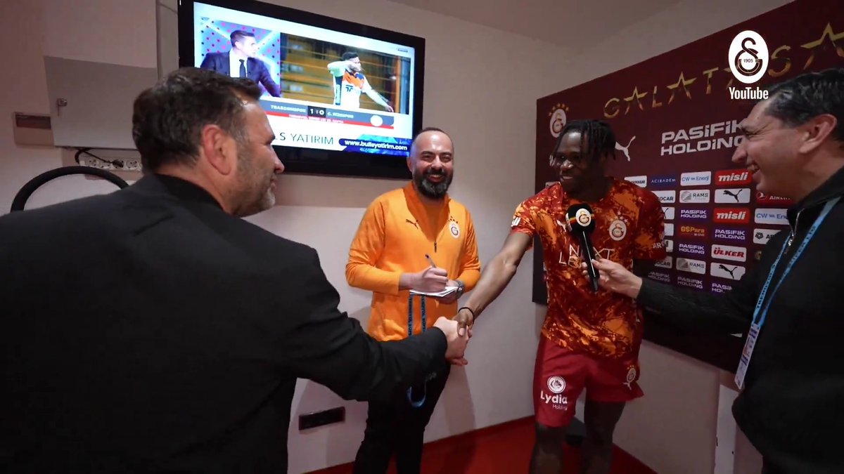 😅 Okan Buruk, Wilfried Singo'yu tebrik ediyor (GS YouTube)