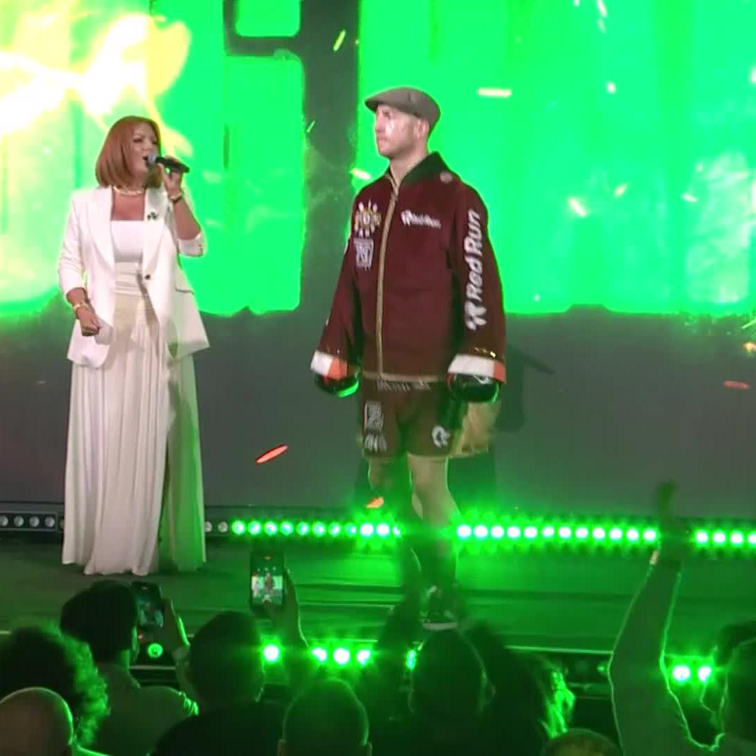 A chilling Pierce O'Leary ring walk, 400 yards from his home 💚 #DickensCacace | Live on DAZN now ▪️