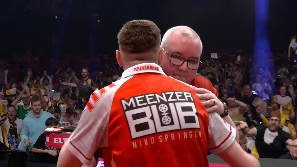 SPRINGER SEES OFF BUNTING! Niko Springer is through to round three of the European Darts Trophy, as the German beats Stephen Bunting in a brutal last-leg decider! 📺 #ET2