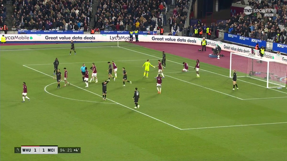 Guehi misses a huge chance in stoppage time to win it for City 🤯 TNT Sports &amp; discovery+ UK