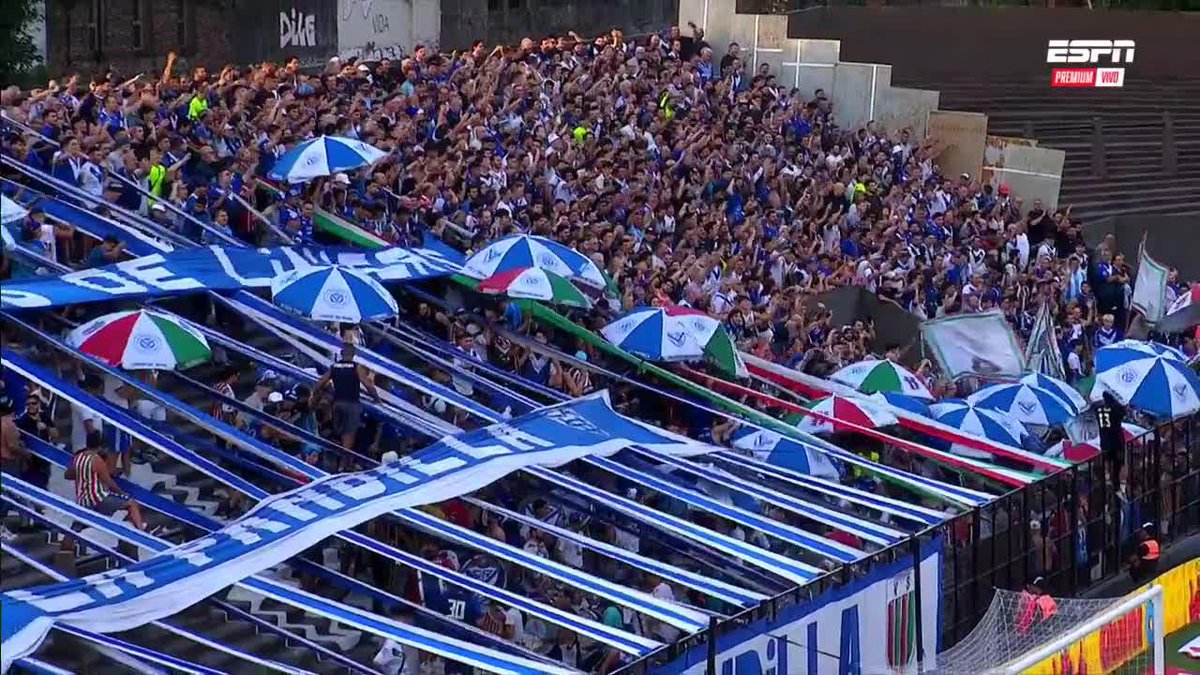 ¡¡LA FIESTA DEL FÚTBOL ARGENTINO CON PÚBLICO VISITANTE!! Mientras la hinchada de Platense ya ocupaba su lugar en Vicente López, "La Pandilla" llegaba con sombrillas en un gran número. 📺 ESPN Premium | Suscribite al Pack Fútbol en