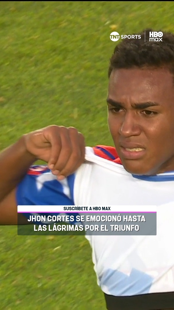 🥹💙⚽ Un día que jamás olvidará Jhon Cortes hizo su debut con #LaU y fue CLAVE en el triunfo ante Coquimbo Unido en este #MatchdaySábado. Al finalizar el partido, el canterano no aguantó su felicidad y rompió en llanto.