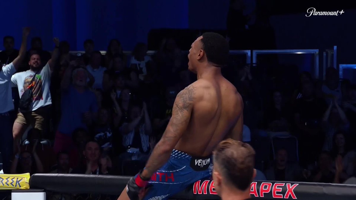 Elijah Smith LOCKS IN the choke! What a finish! 📺 Paramount+