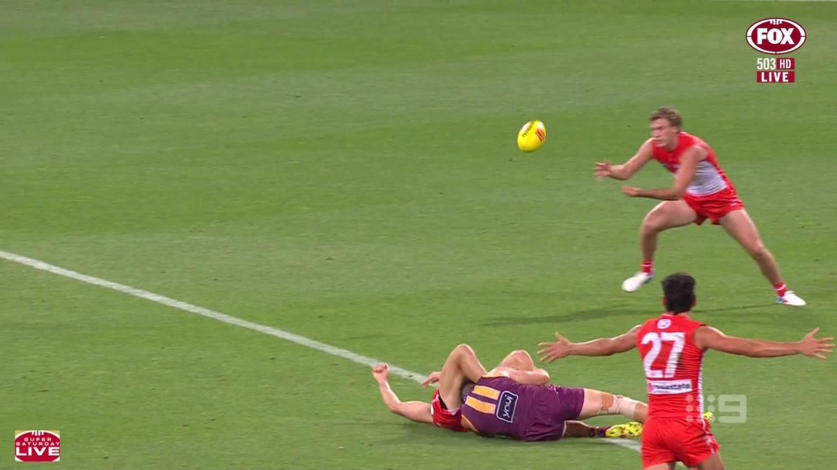 "I know it's a big call to make to lose your gun for four months, but I would make the decision now." Matthew Lloyd on Errol Gulden's shoulder injury, as Damian Barrett gives us the latest. #9AFLSFS | Watch on 9 &amp; 9Now 🖥️