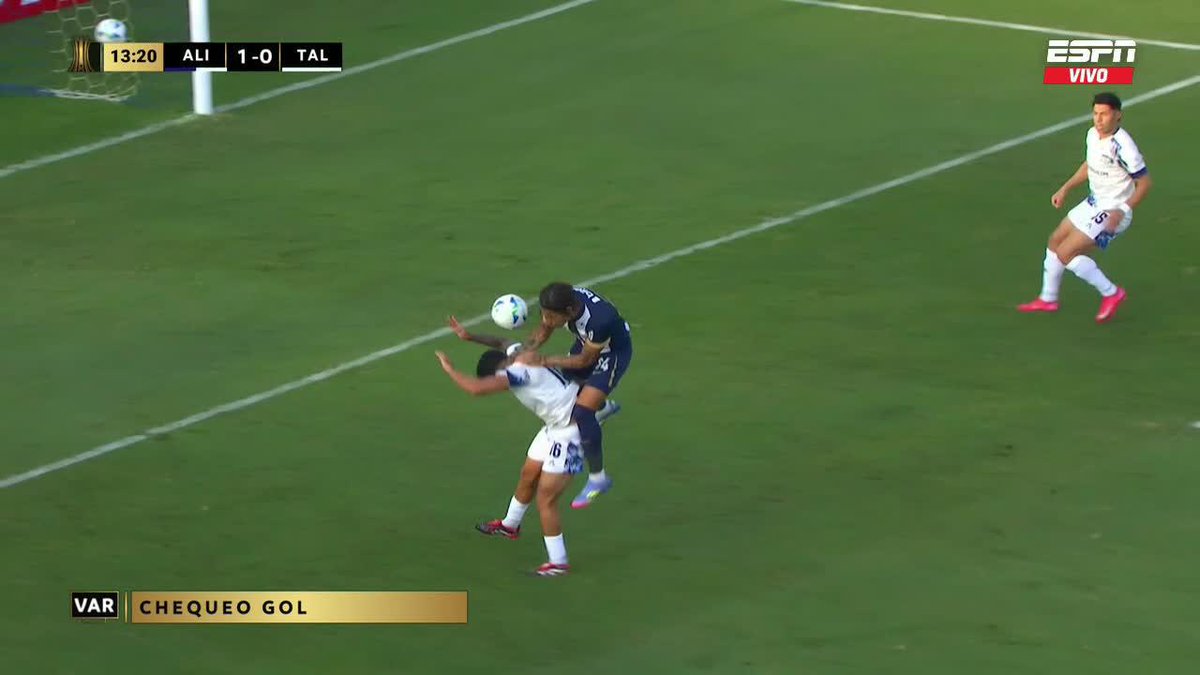 Jugada similar, no se anuló el gol. Por estas cosas estamos atrasados. Cualquier roce mínimo es falta.