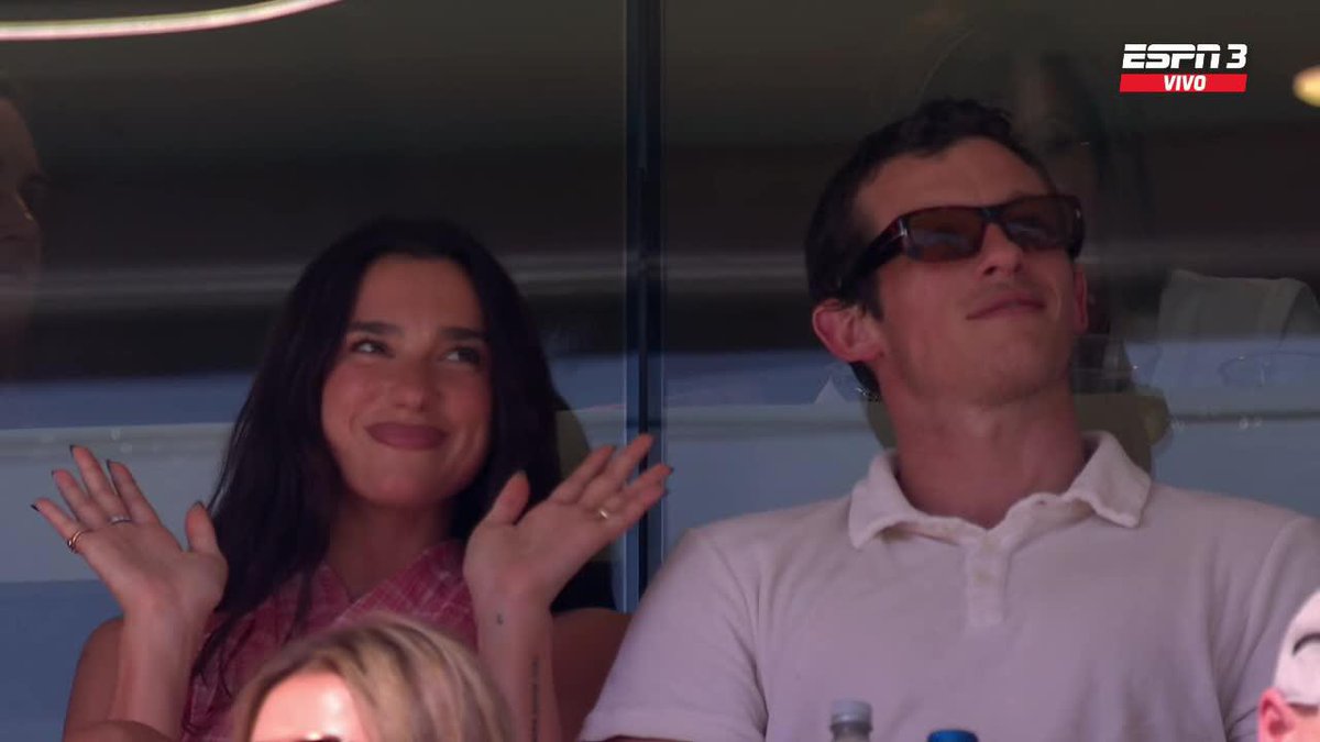 ¡QUÉ CROSSOVER! 🔥 Dua Lipa viendo a Carlos Alcaraz y Charlize Theron bailando una de sus canciones ✨ Esto en Indian Wells, que disfrutas por ESPN y #DisneyPlus Premium 📺