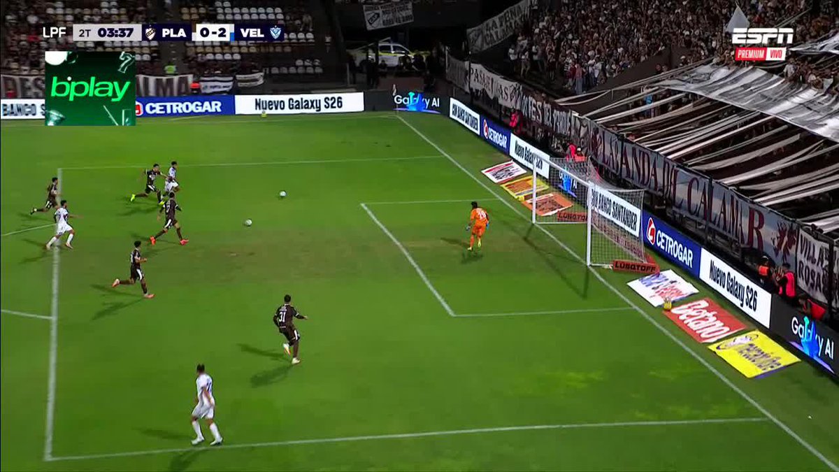 🇦🇷‼️ TODO PLATENSE PROTESTÓ PORQUE HABÍA DOS PELOTAS EN CANCHA EN EL 2-0 DE VÉLEZ. Dilan Godoy incluso pateó AMBAS. 😳
