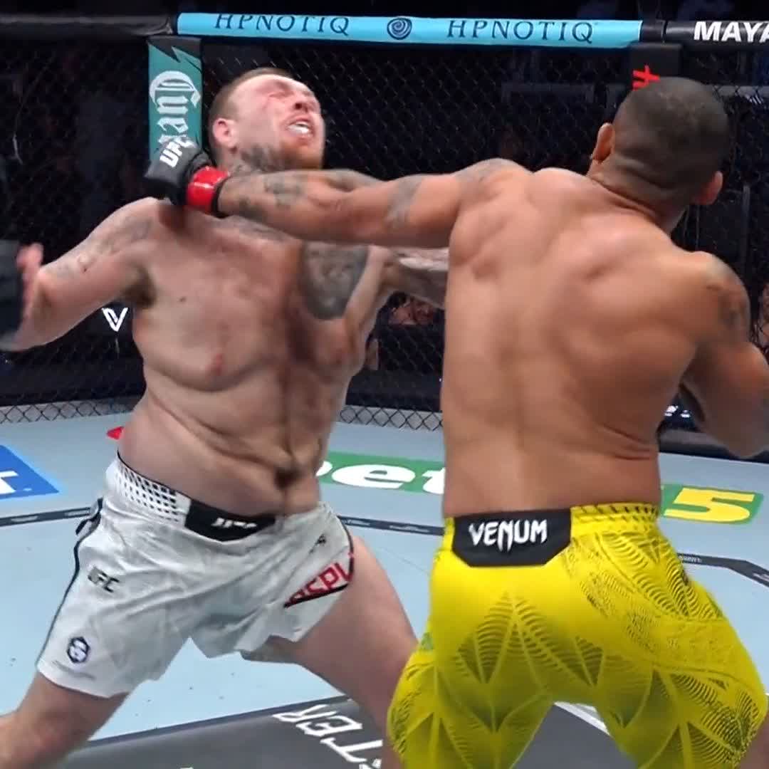 Petrino até pode ficar no top 15 dos pesados, mas por enquanto é só isso. E isso diz mais da divisão do que do Petrino. #UFCVegas114