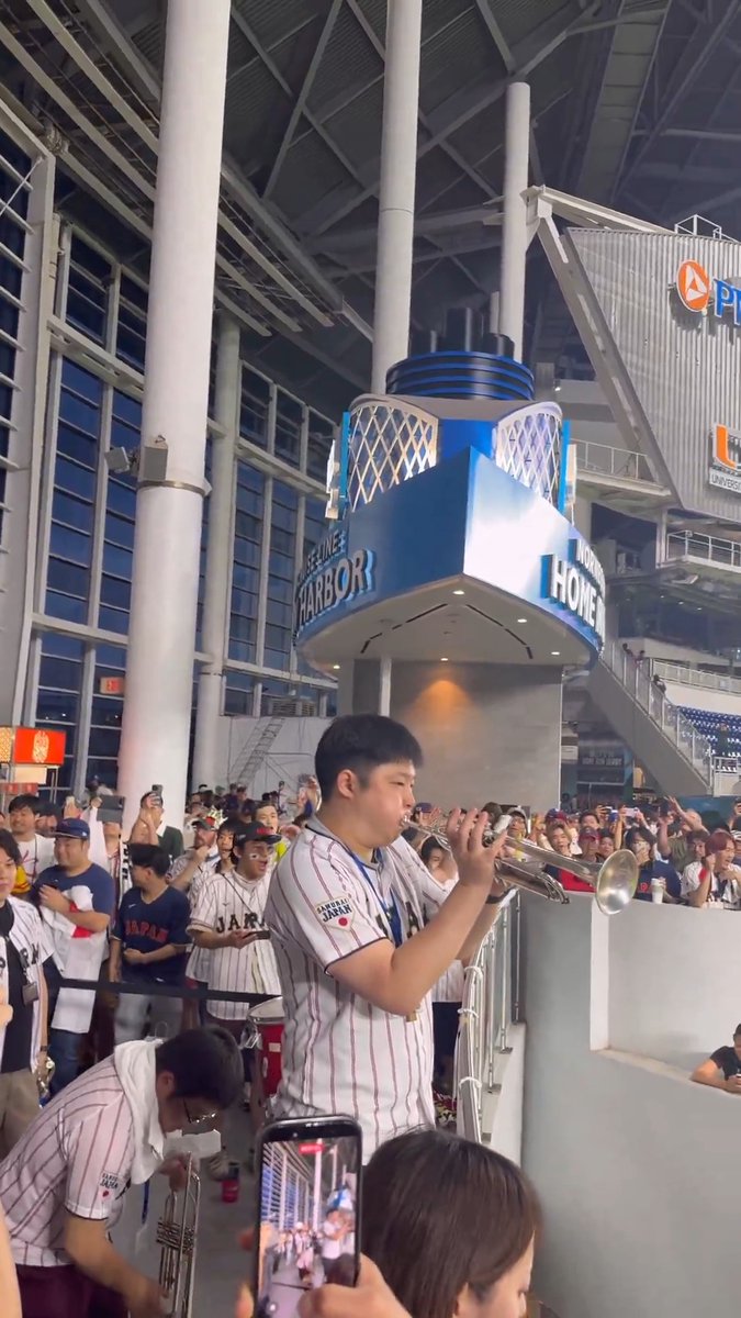 Team Japan’s fans are ready to go in Miami! 🇯🇵 #WorldBaseballClassic