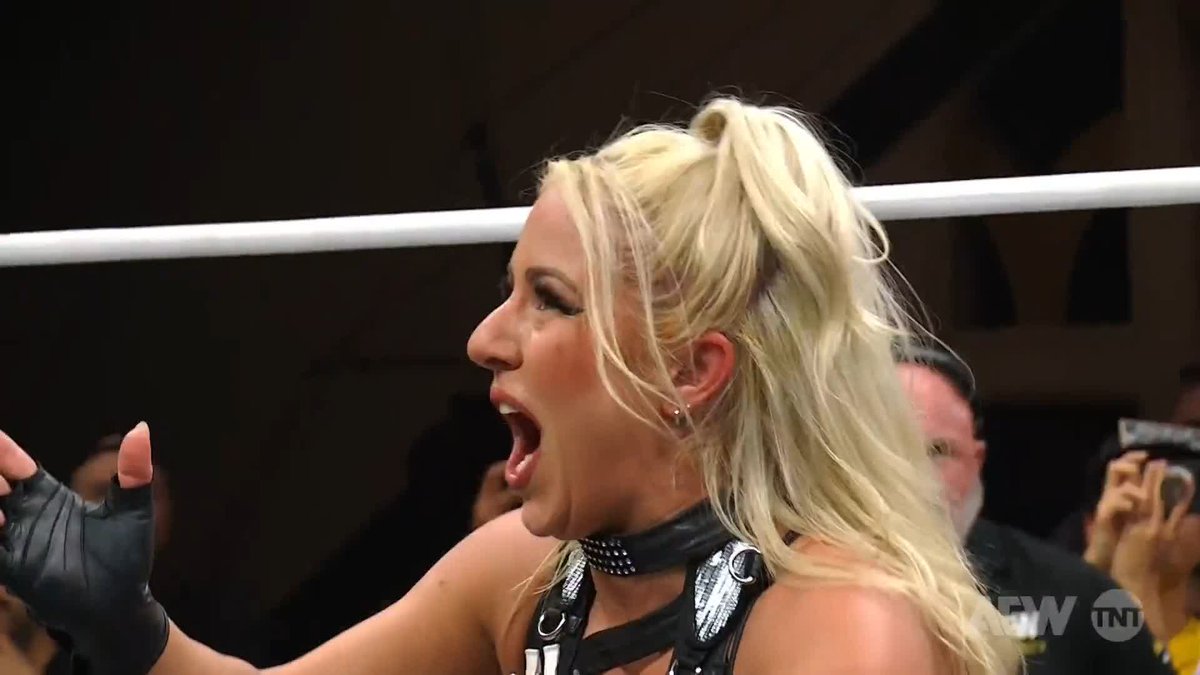 Kris Statlander just voluntarily took LEATHER STRAP LASHES from Thekla before their PPV match... THIS WOMAN IS INSANE. 😭