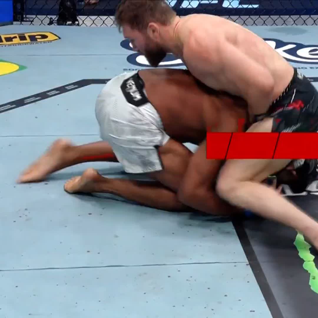🇲🇩Ion Cutelaba ilk rauntta Oumar Sy’i ilk rauntta guillotine choke ile pes ettiriyor! #UFCVegas114