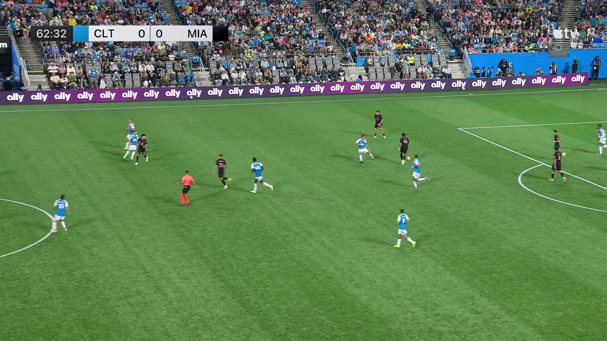 Rocco Ríos Novo denies Zaha 🧤