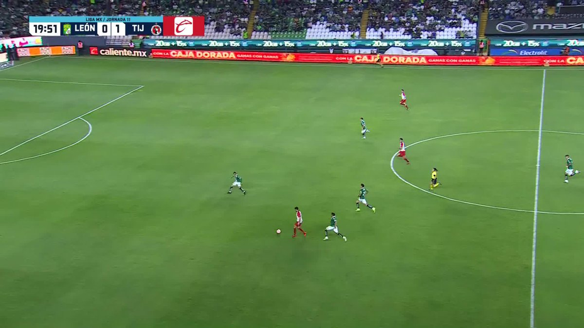 🇺🇾 Diego Abreu filho do ex jogador Loco Abreu vai anotando mais um gol pelo 🇲🇽 Tijuana nessa noite. Chegando a 2 gols em 6 jogos. Detalhe que o técnico do 🇲🇽 Tijuana e o pai do Diego Abreu o próprio Loco Abreu 🇺🇾
