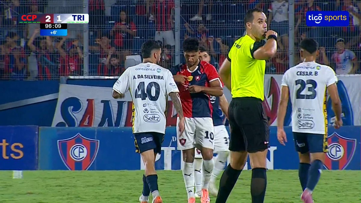 😯¡SE PICÓ TODO AL FINAL DEL PARTIDO! Cecilio Domínguez le mostró el parche de campeón a Da Silveira y arrancaron los empujones y las tarjetas amarillas. 📺Tigo Sports ▶️Viví el #AperturaAPF2026 por