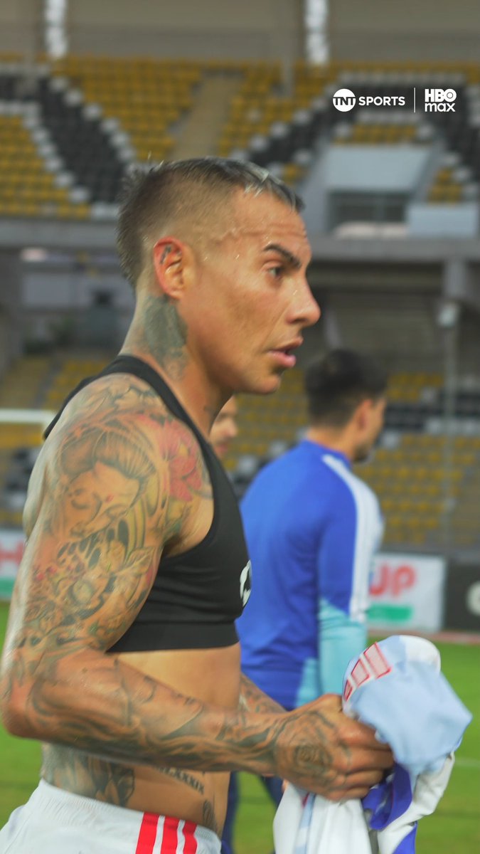 🤘👏🫂 Un gran recuerdo Edu Vargas se preocupó de que este hincha se llevara su camiseta tras el triunfazo de #LaU ante Coquimbo Unido en este #MatchdaySábado. Disfruta lo mejor de la #LigaDePrimeraMercadoLibre 2026. Suscríbete a #TNTSportsenHBOMax 📲💻 Link en la BIO 📍