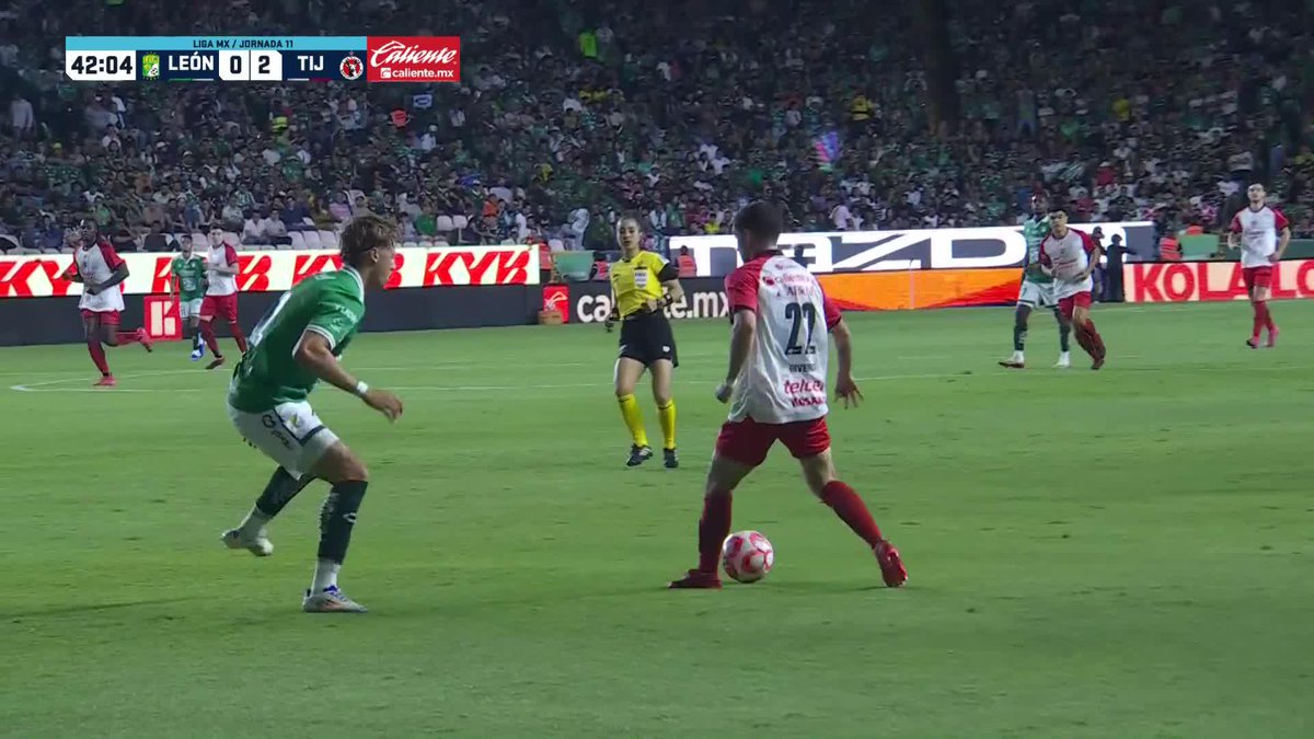 Solo en la Liga MX. No es broma. León le anotó a Tijuana, llaman al VAR y marcan penal a favor de Xolos.