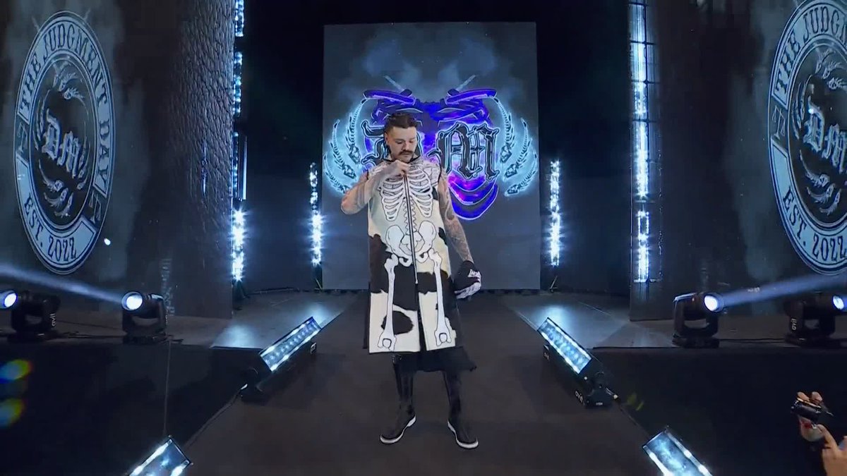 ¡Todos de pie! Dominik Mysterio está en #AAAReyDeReyes
