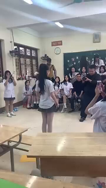 Nay đi chụp kỷ yếu cho mấy bé học sinh Mà nhìn các bé thế này, ai mà chịu nổi 😅