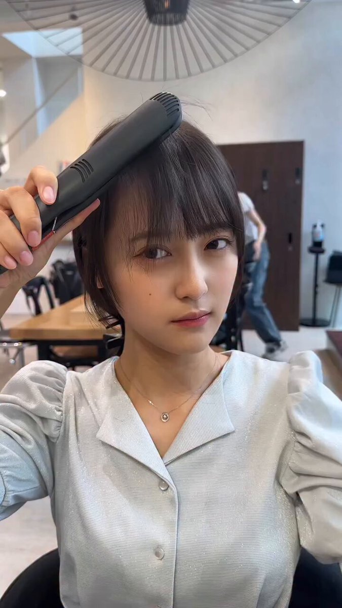 Girls....if you’re struggling to style your face-framing hair, try this simple one-curl trick. It instantly makes your hairstyle look softer and you can even do it with a straightener.