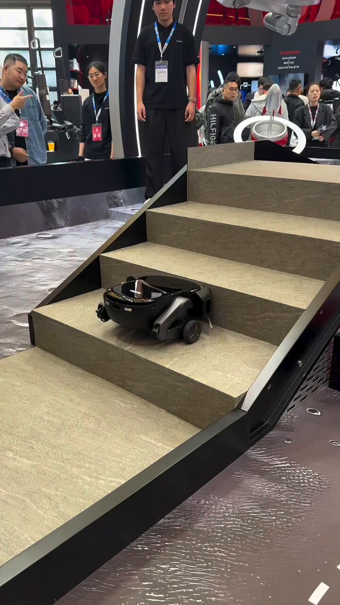 Next-generation robot cleaner climbing stairs with ease